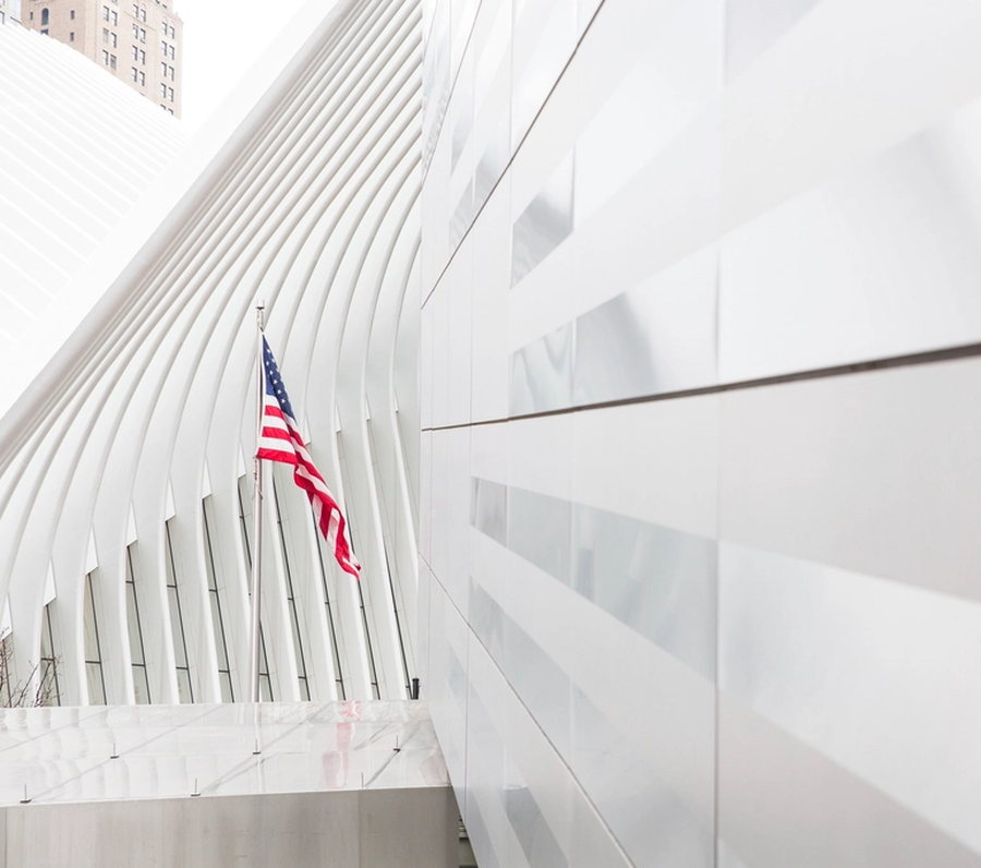 Bandeira dos Estados Unidos em fachada branca